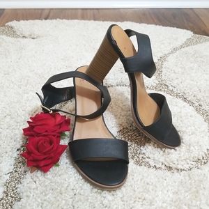 Black strappy sandal in sz. 5.5